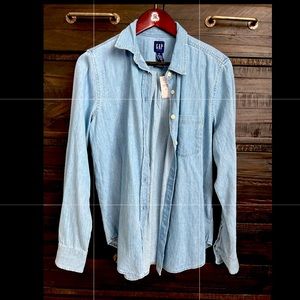 GAP denim shirt. BNWT. Size medium.